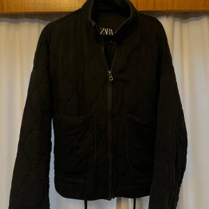 Svart quiltad jacka från Zara - Säljer en svart quiltad jacka från Zara med dragkedja framtill. Perfekt för höst och vår. Jättefint skick storlek xs men passar även s/m