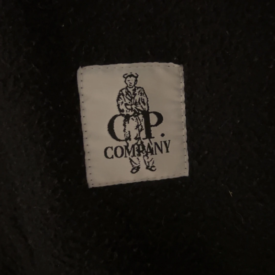 Svart tjock tröja från C.P. Company - 1