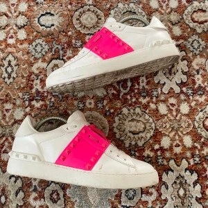 Valentino Skor - Hej! Säljer nu mina skor från märket Valentino , storlek 40, bra skick, två nitar saknas se sista bilden . Givetvis äkta, Tveka inte på att höra av dig om du har frågor eller funderingar kring skorna!