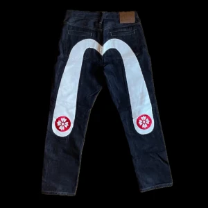 Evisu jeans - Snygga Evisu jeans som har blivit sparsamt använda. {⚠️‼️𝗟ä𝗻𝗴𝗱𝗲𝗻 𝗽å 𝗷𝗲𝗮𝗻𝘀𝗲𝗻 ä𝗿 𝗺𝗲𝗿 𝘀𝗼𝗺 𝟯𝟭 𝘅 𝟯𝟮‼️⚠️}Säljer då de inte längre passar min stil. 📩