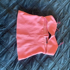 Rosa korsettopp från Zara - Säljer en snygg rosa korsettopp. Toppen har smala axelband och en stilren design med en liten öppning framtill. Perfekt för en kväll ute eller en speciell tillställning. 💖