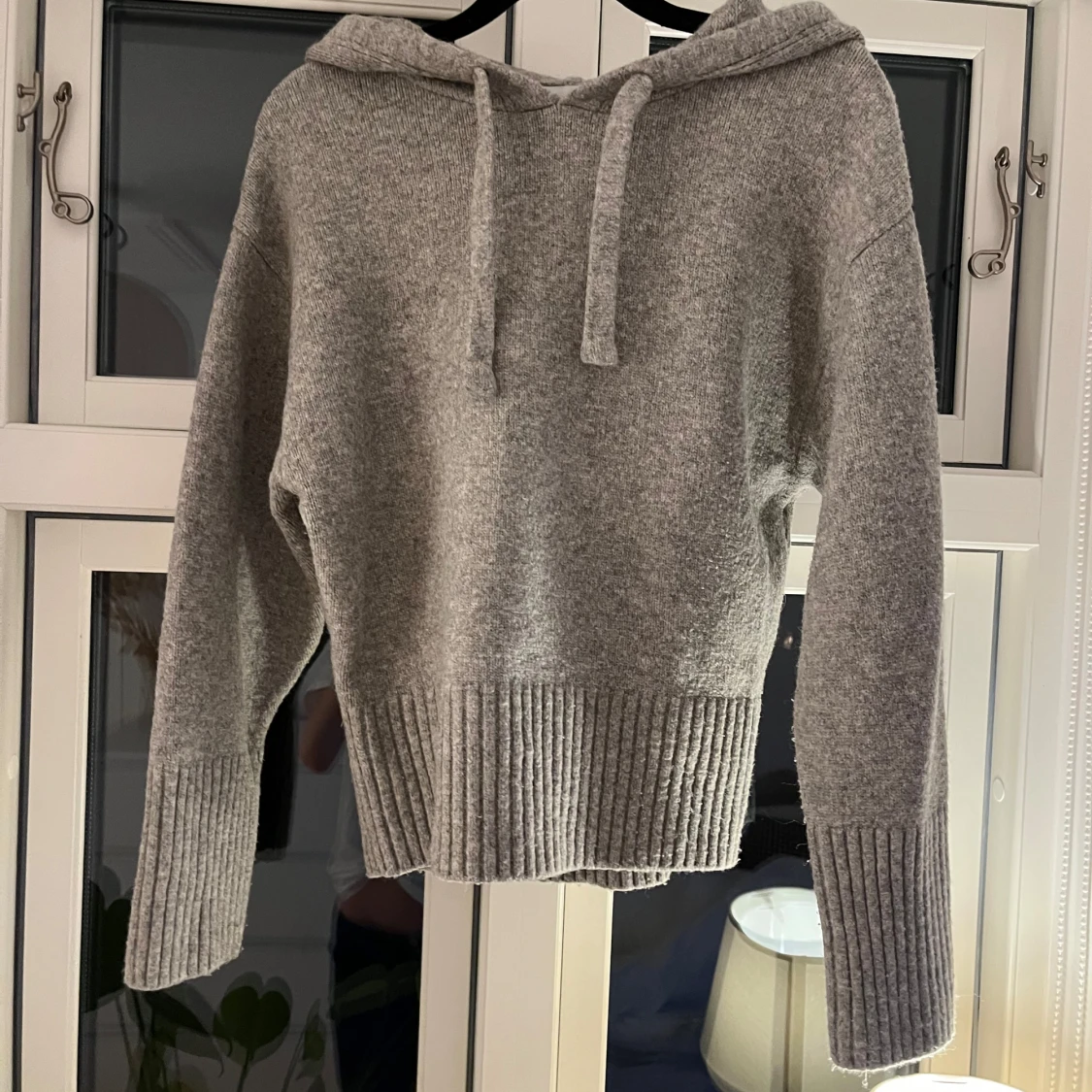 Grå stickad hoodie - 2