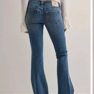 Blå bootcut jeans från True Religion - Säljer mina jeans från true religion eftersom att dom inte längre kommer till användning. Dom är klippta i längden eftersom att dom var alldeles för långa. Jag är 160cm.💕💕
