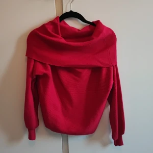 Rosa stickad offshoulder-tröja Zara - Snygg rosa stickad tröja från Zara med bred offshoulder-krage. 
