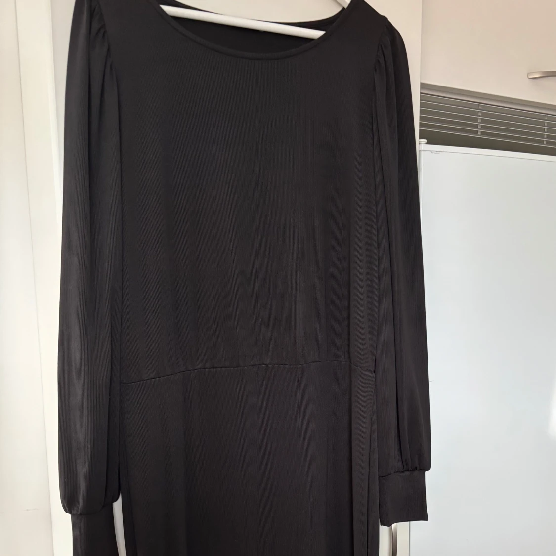 Svart långklänning med slits - 1