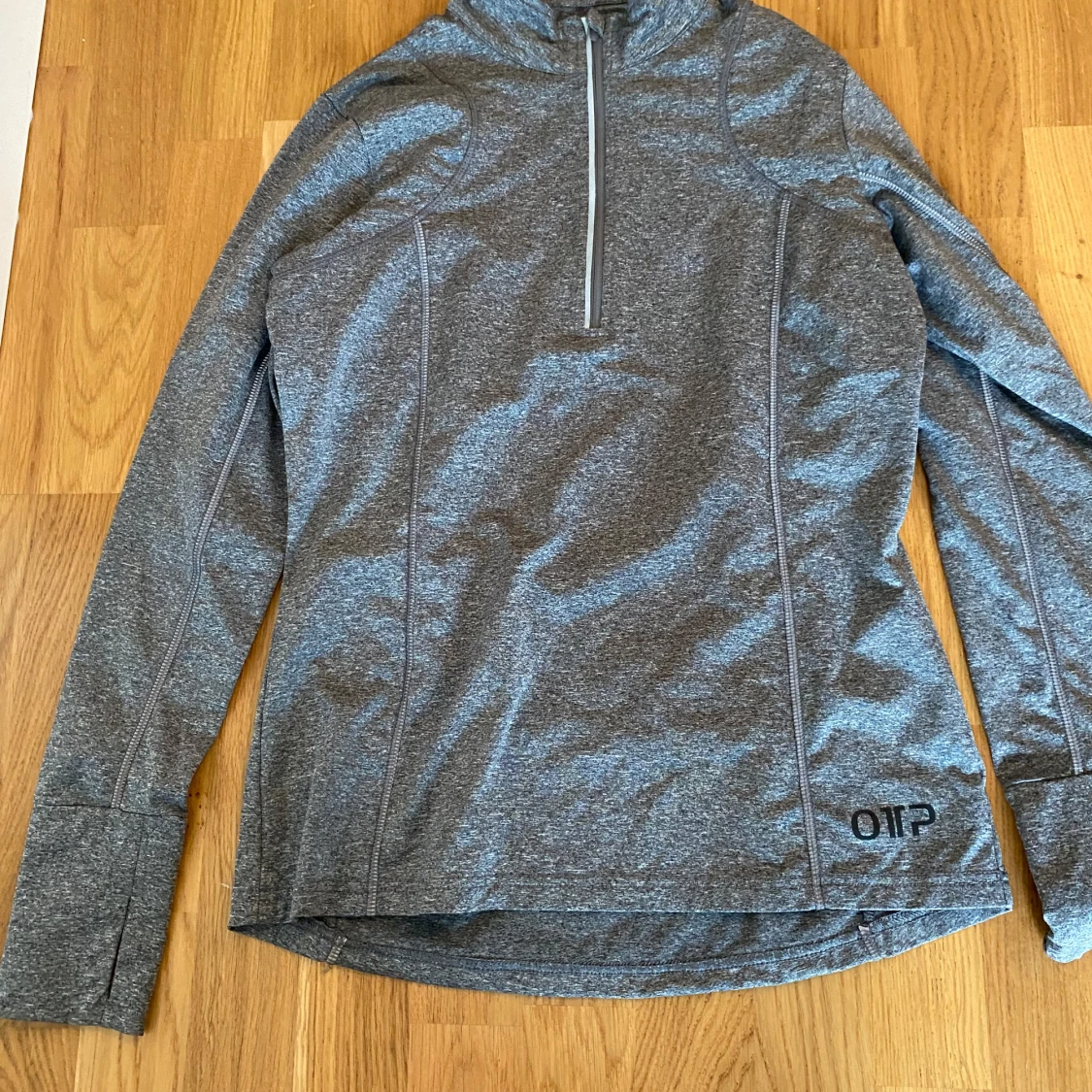 Grå långärmad träningströja i strl M