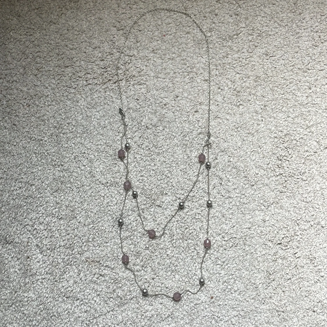 Långt halsband från LBVYR med pärlor