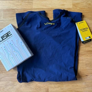 Finis tävlingsbaddräkt  - Säljer min finis tävlingsbaddräkt i navy. Det är en open back i modellen fuse, storlek 34. Använd någon enstaka gång och den har inga tecken på användning. Säljer på grund av felaktig storlek. Prislapp och låda finns.