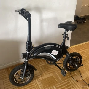 Elsparkcykel  - Man får med sig laddare 
