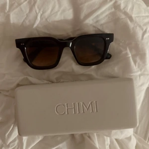 Chimi 04 Brown - Chimis i 04 modellen i Brown, aldrig använda🩷