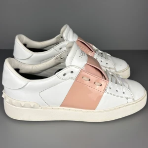 Valentino Open Rosa - Modell: Valentino Open | Skick: 9/10 | Storlek: 36 | Pris: 2399kr | Tillbehör: Inget | Fler frågor? Hör av dig isåfall!