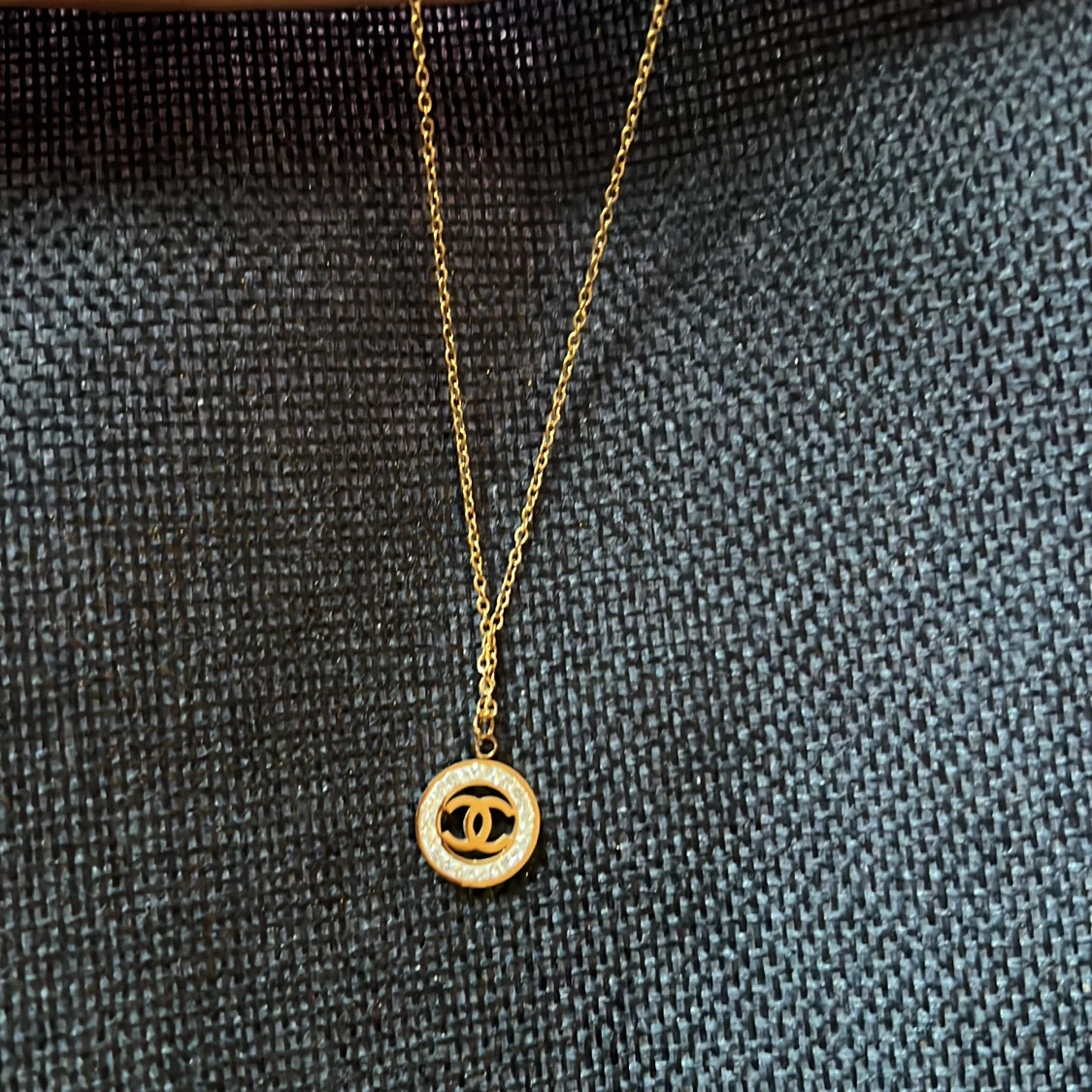 Guldigt halsband  - 1