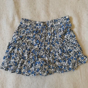 Blommig kjol - Jättefin blommig kjol från zara med inbyggda shorts🫶