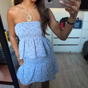 Blommigt set - Supersött ljusblått set med små vita blommor. Axelbandslös tröja och en liknande kjol🌸perfekt nu i sommar🩷priset är för båda tillsammans!