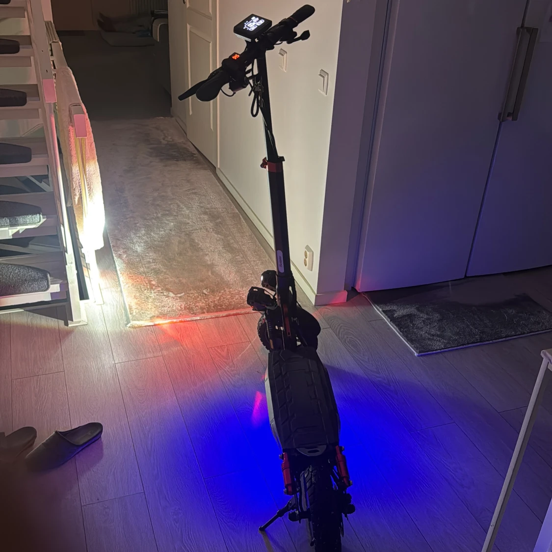 Den åker 45km/h och har väldigt bra stötdämpare. Enda problemet är att den har ingen backlampa. Gbg   - 1