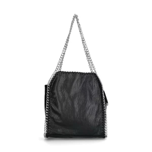 Svart axelväska med kedjedetaljer - Snygg svart axelväska i skinn med coola silverfärgade kedjor som axelrem och längs kanterna. Väskan har en mjuk, lite slouchy form och ger en edgy vibe till din outfit. Perfekt för dig som gillar statement-accessoarer.