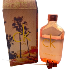 CK One Summer Daze parfym 100ml - Fräsch och somrig parfym från Calvin Klein som passar både tjejer och killar!! Nypris 439kr. Hör av er vid frågor eller funderingar 💕 