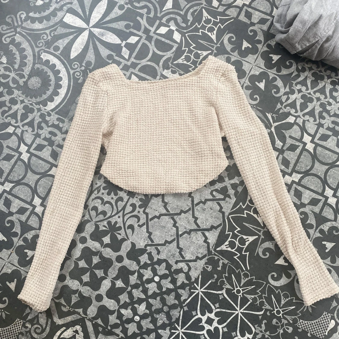Beige croppad stickad topp