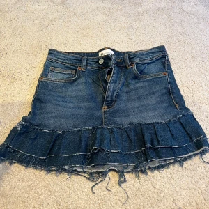 Jeanskjol med volang  - Snygg jeanskjol som är egen sydd. Kommer ej till andvänding pga fel storlek. 