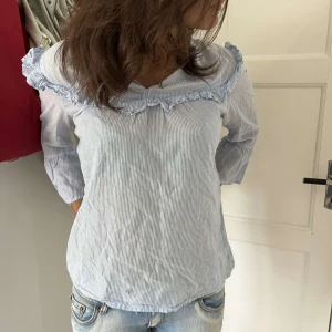 Söt blåvit blus - Super gullig blåvit blus som är jätte somrig och perfekt till en varm sommardag💕💕 använt nåra få gånger men har inga stora och synliga tecken på användning eller slitage💕💗