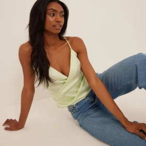 Ljusgrön omlott linnetopp i satin - GARDEROBSRENSNING! Lappen är kvar, super fin sommar färg! 