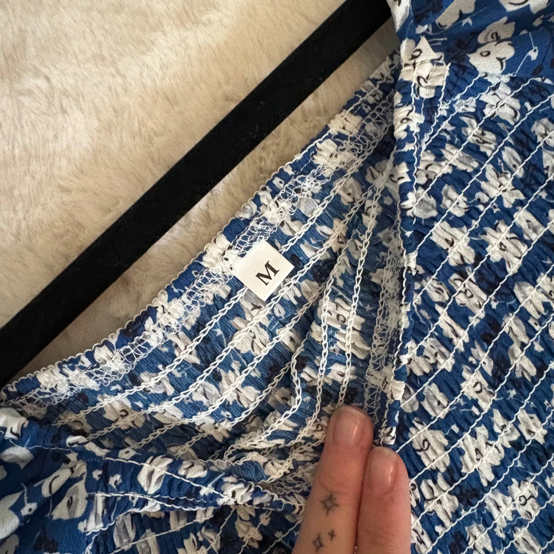 Blå blommig klänning med långärmad puffärm - 2