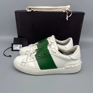Valentino Open Grön | 40 - • Skorna är sparsamt använda och i fint skick  • Storlek: 40 (PASSAR 40.5-41)  • Färg: Grön  • Nypris i butik: ~7000SEK  • Låda, dustbag, valentino kort & prislapp medföljer