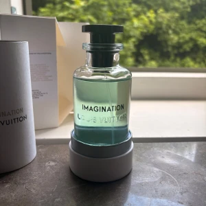 Louis Vuitton Imagination Eau de Parfum 100ml - Lyxig parfym från Louis Vuitton, Imagination Eau de Parfum. Flaskan är i genomskinligt glas med ljusblå vätska och svart lock. Kommer i elegant vit kartong med tryckt logga. Perfekt för dig som vill ha en exklusiv och modern doft. Den är såklart äkta 😍 Kvitto finns 🧾 