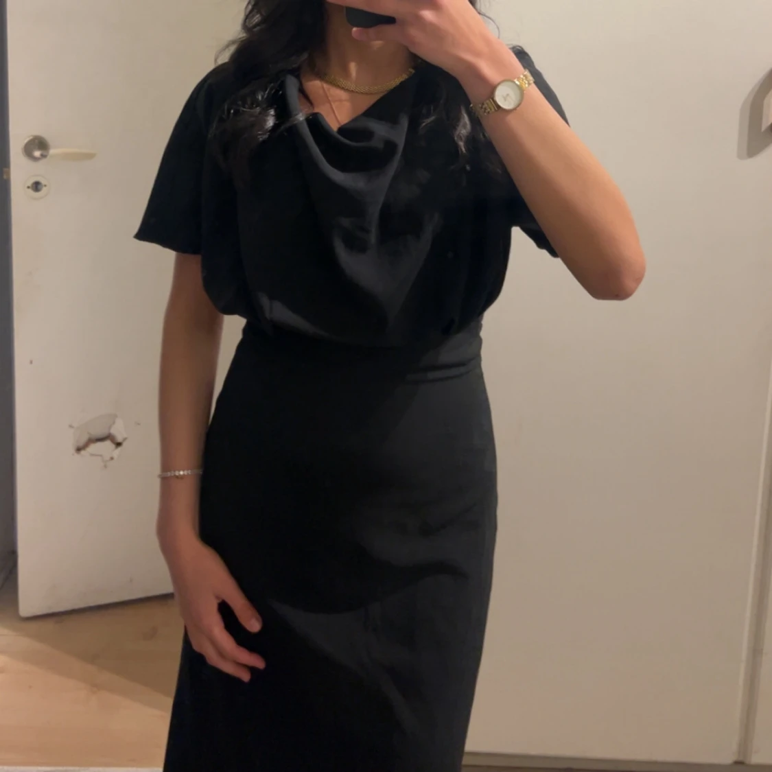 Svart långklänning med draperad hals