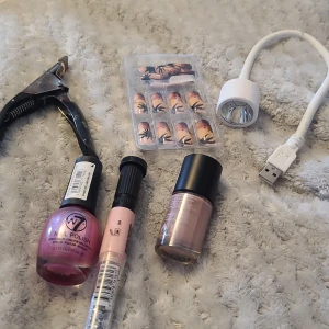W7 rosa nagellack och nude nagellack - Säljer ett skimrande rosa nagellack från W7 och ett nude-färgat nagellack. Perfekt för dig som vill fixa snygga naglar hemma. Inkluderar även lösnaglar med palmmotiv i solnedgångsfärger. Allt för en kreativ nagel-look!