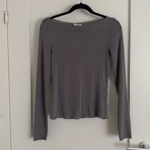 Grå långärmad topp från Vero Moda (AWARE) XS - Grå tunn tröja i väldigt bra skick, säljer den för att den aldrig kommer till användning.