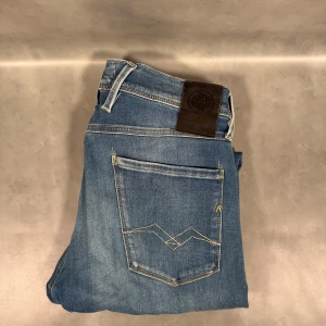 Replay Anbass - - Replay Anbass — bra skick, han som har på sig dem är 180 och väger typ 65 kg. 
