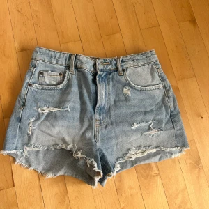 Ljusblå jeansshorts - Säljer dessa ljusblåa jeans shorts från Zara då jag ej använder dom. Bra skick och har slitningar på sig. Perfekt till sommaren!