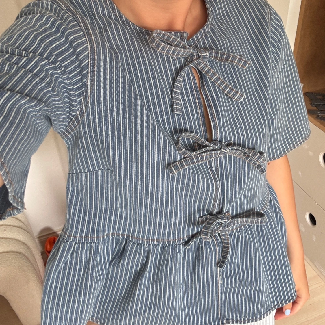 Randig peplumblus med knyt från Ganni