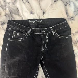 Camp David Jeans - Jeans från camp david, köpta secondhand. Säljer då de är alldelles för stora för mig! Straight modell men ändå väldigt baggy, supper snygga 😍 skulle säga att de är I M men i midjan sitter de som L 🌟Tror att det är herr model men vet inte 