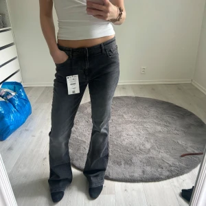 Grå bootcut jeans från Bershka - Storlek 36 prislapp på, jätte fina💕💕😊