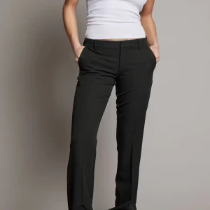 Kostymbyxor Bikbok - VERA KOSTYMBYXA MED MEDELLÅG MIDJA från bikbok! Strl 44 säljer då de blivit aldeles förstora för mig! (De är ganska små i midjan) Köpta för ca 7 månader sen, använda men fortfarande bra skick ☺️ Tvättar innan postar! Prisförslag tas gärna 🌟🌟 (nypris 499:-)