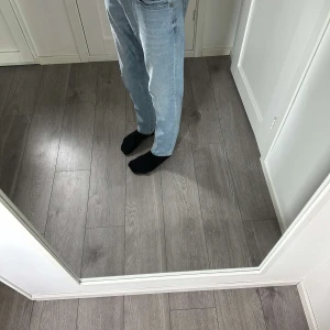 Ljusblå slim straight jeans Hollister - Säljer ett par ljusblå slim straight jeans från Hollister med klassisk femficksdesign och snygg tvätt. Jeansen har normal passform och är tillverkade i stretchigt denim för extra komfort. Perfekta för en avslappnad och stilren look.