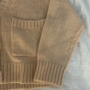 Rosa kofta  - Säljer denna mysiga koftan ifrån Kappahl. Den här kvar prislappen, endast testad. Den är helst slutsåld!❣️❣️kommer inte gå ner i pris då jag köpte den för 699kr och är endast testad!!!