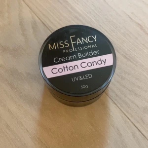 Miss Fancy Cream Builder Cotton Candy - Säljer en Miss Fancy Professional Cream Builder i färgen Cotton Candy. Gelen är ljusrosa och kommer i en rund burk på 50g. Passar perfekt för att bygga naglar med UV/LED-lampa och har en krämig konsistens som är lätt att arbeta med. Helt oanvänd trots öppnad då färgen enligt min smak var lite för ljus, beställde direkt en mörkare färg och jag älskar den så mycket. Men tyckte de kändes onödigt med två stycken❤️