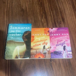 Hel serie av sommaren jag blev vacker 90kr styck  - En somrig boktrilogi av Jenny Han som tar dig med till strandliv, vänskap och kärlek. Perfekt för dig som älskar romantik, drama och att drömma dig bort till varma sommardagar. Passar unga vuxna som vill ha en känslosam och fängslande läsupplevelse. Pris 90kr/st