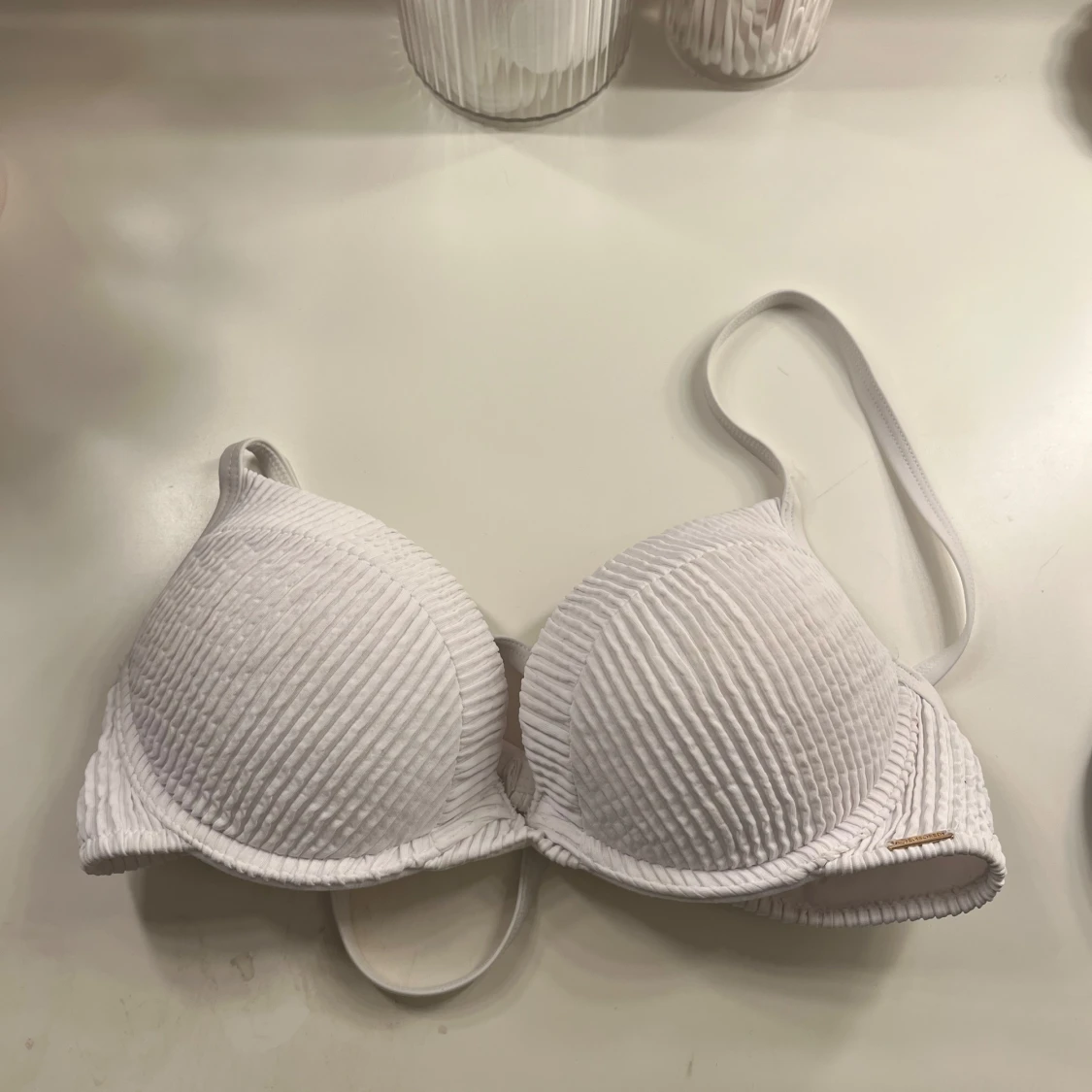 Vit ribbad bikiniöverdel med vaddering