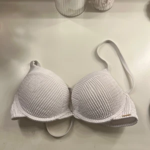 Vit ribbad bikiniöverdel med vaddering - En vit bikini överdel ifrån newyorker. Lappen är tyvärr bortklippt men skulle gissa på att den är i 70B eller 75B. Om ni är intresserade eller har frågor är de bara att skriva🩷