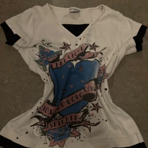 Y2K tshirt - Finns inga defekter den ser oanvänd ut💞 Storlek XS, mått finns på sista bilden😇