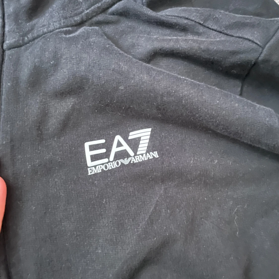 Svart EA7 zipjacka från Emporio Armani - 2