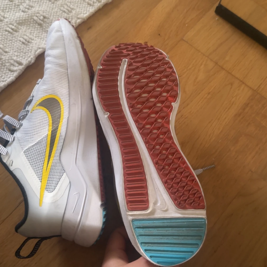 Nike vita sneakers med gul swoosh - 3