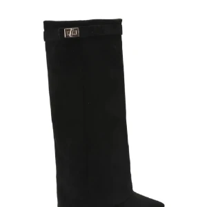 Svarta mockastövlar med spetsig tå - Snygga svarta stövlar i mocka med spetsig tå och låg klack. Stövlarna har en dekorativ rem med metallspänne upptill och dragkedja på sidan för enkel på- och avtagning. Perfekta för att lyfta din outfit under kallare säsonger.