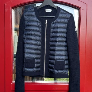Moncler Cardigan  - Säljer min Moncler cardigan som är i storlek XS men passar S, säljer då den inte kommit till användning på ett tag men är i toppen skick 💞Skriv om frågorrrrr💞