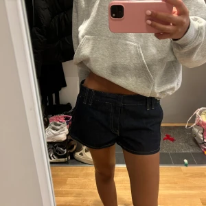 Mörkblå jeansshorts från Zara - Snygga mörkblå jeansshorts från Zara med klassisk femficksdesign och kontrastsömmar. Modellen är lågmidjad och har bälteshällor samt dragkedja och knapp framtill. Perfekta för en chill sommarlook. Endast testad! Som ny, säljs tyvärr inte längre! 💞💞💞💞