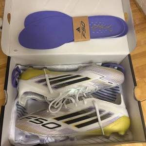 Adidas F50 ELITE - Adidas F50 Elite oanvända i storlek42. Kommer med alla tillbehör. 